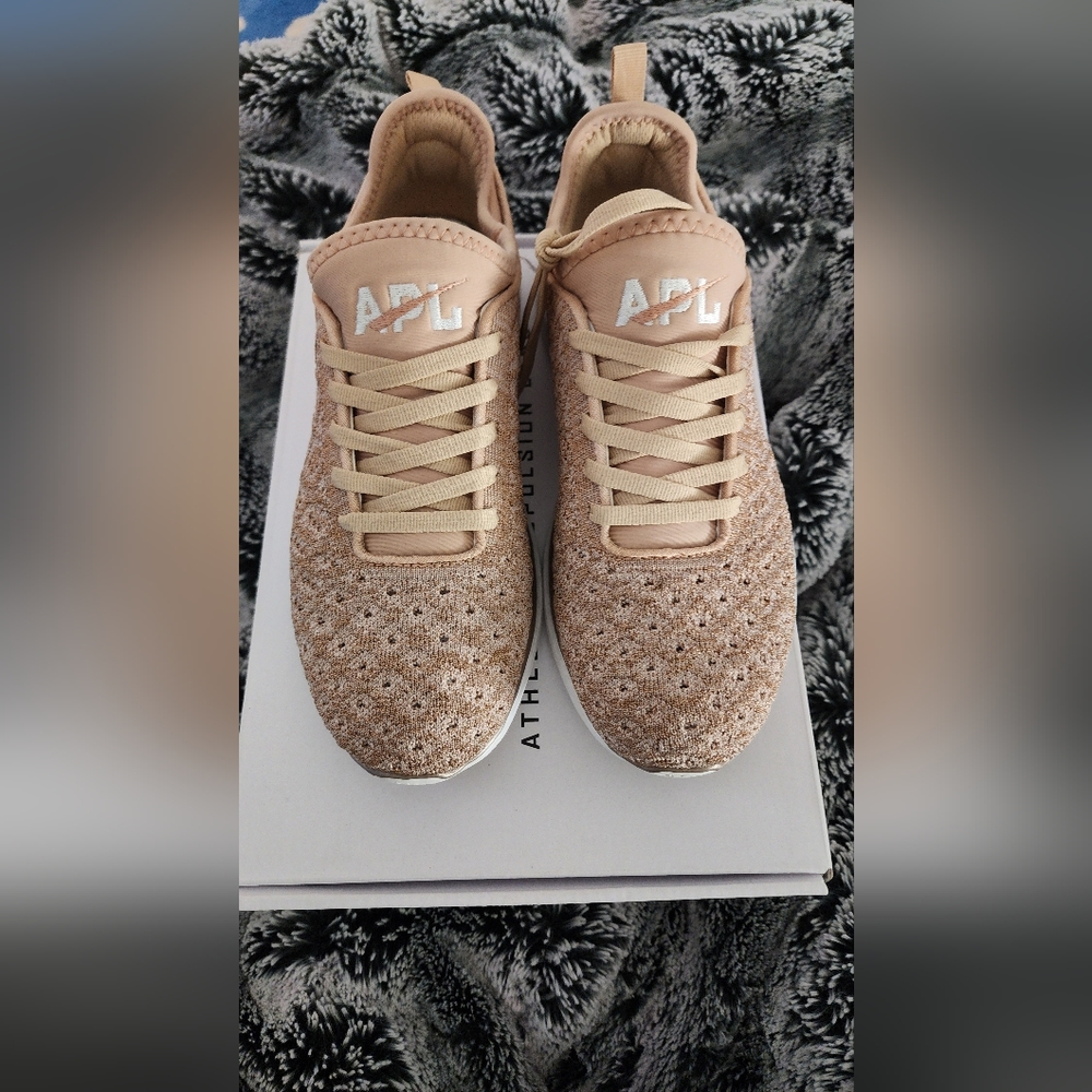 APL Athletic runners